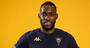 Defesa Harouna Sy reforça o Estoril Praia