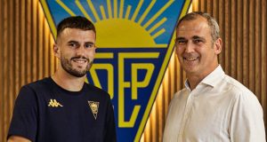 Defesa espanhol Raul Parra reforça o Estoril Praia