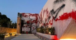 Casa de Messi em Ibiza pintada a preto e vermelho