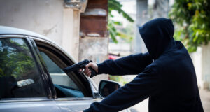 Homem assaltado com recurso a carjaking