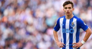 Arába pisca olho a Francisco Conceição