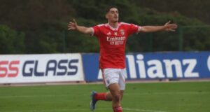 Benfica marca de dez em dez minutos e vence Casa Pia (3-0)