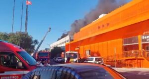 Incêndio consumiu viaturas em parque de estacionamento no Prior Velho