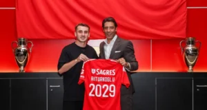 Kerem Akturkoglu é dono da camisola 17