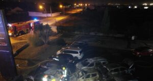 Incêndio destrói 12 carros em stand em Manique de Baixo