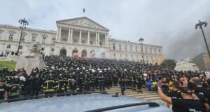 Bombeiros Sapadores em protesto à porta da Assembleia da República