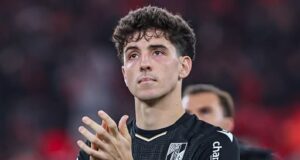 Médio Manu Silva a caminho da Luz