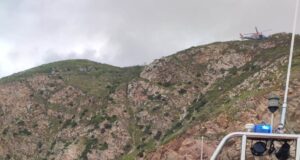 Homem cai de arriba na praia de Assentriz