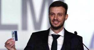 Martín Anselmi próximo da porta de saída do Dragão