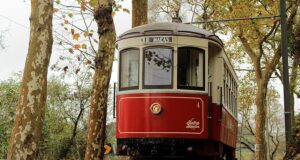 Elétrico da Praia das Maçãs regressa este sábado aos carris