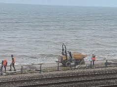 Homens no terreno trabalham na recuperação do Passeio Marítimo de Algés