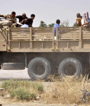 Milhares de curdos atravessam a fronteira Iraque/Irão