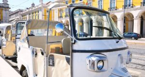 Marcha lenta de tuk-tuks condiciona trânsito em Sintra