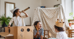O poder do imaginário: brincar sem precisar de muito