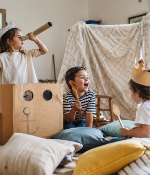 O poder do imaginário: brincar sem precisar de muito
