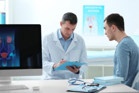 Médico condenado a indemnizar paciente por “tratamento inútil” à doença de Payronie