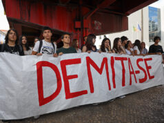 Jovens manifestam-se junto ao ME e exigem a demissão de Fernando Alexandre
