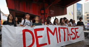 Jovens manifestam-se junto ao ME e exigem a demissão de Fernando Alexandre
