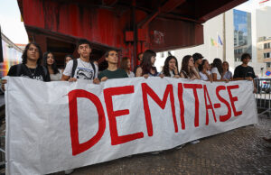 Jovens manifestam-se junto ao ME e exigem a demissão de Fernando Alexandre