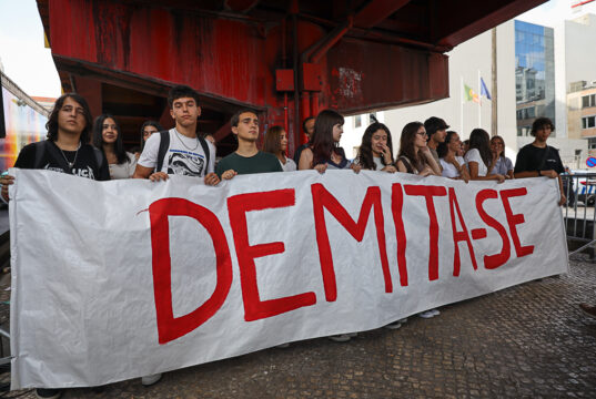 Jovens manifestam-se junto ao ME e exigem a demissão de Fernando Alexandre