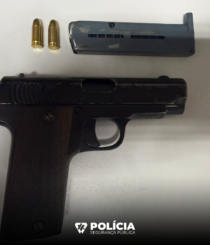 Homem detido com arma de fogo proibida em Mem Martins