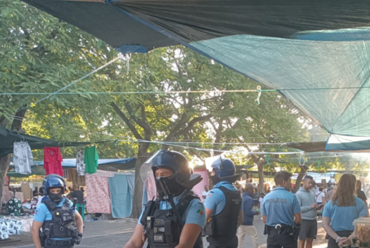 PSP fiscaliza feira de Monte Abraão e deteta irregularidades administrativas