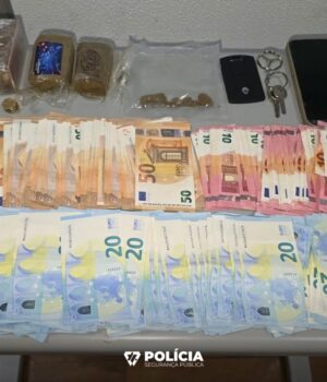 Homem detido em Massamá com 1.482 doses de haxixe e mais de 10 mil euros