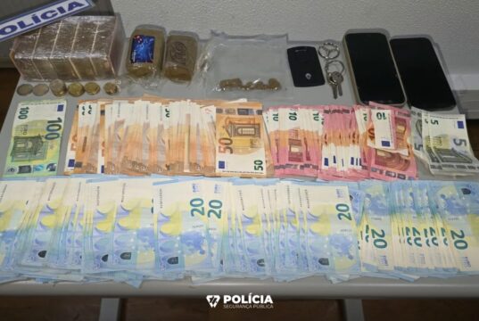 Homem detido em Massamá com 1.482 doses de haxixe e mais de 10 mil euros