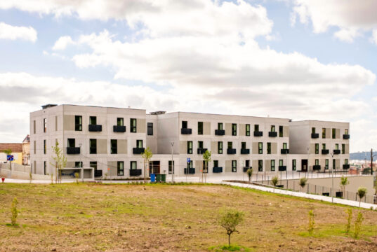 Amadora entrega casas a 48 famílias em empreendimento municipal no Cerrado da Mira