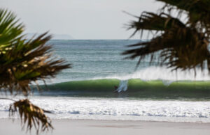 Capítulo Perfeito regressa a Carcavelos com 16 surfistas à espera dos tubos ideais